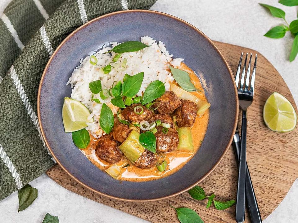 Köttbullar i krämig röd curry