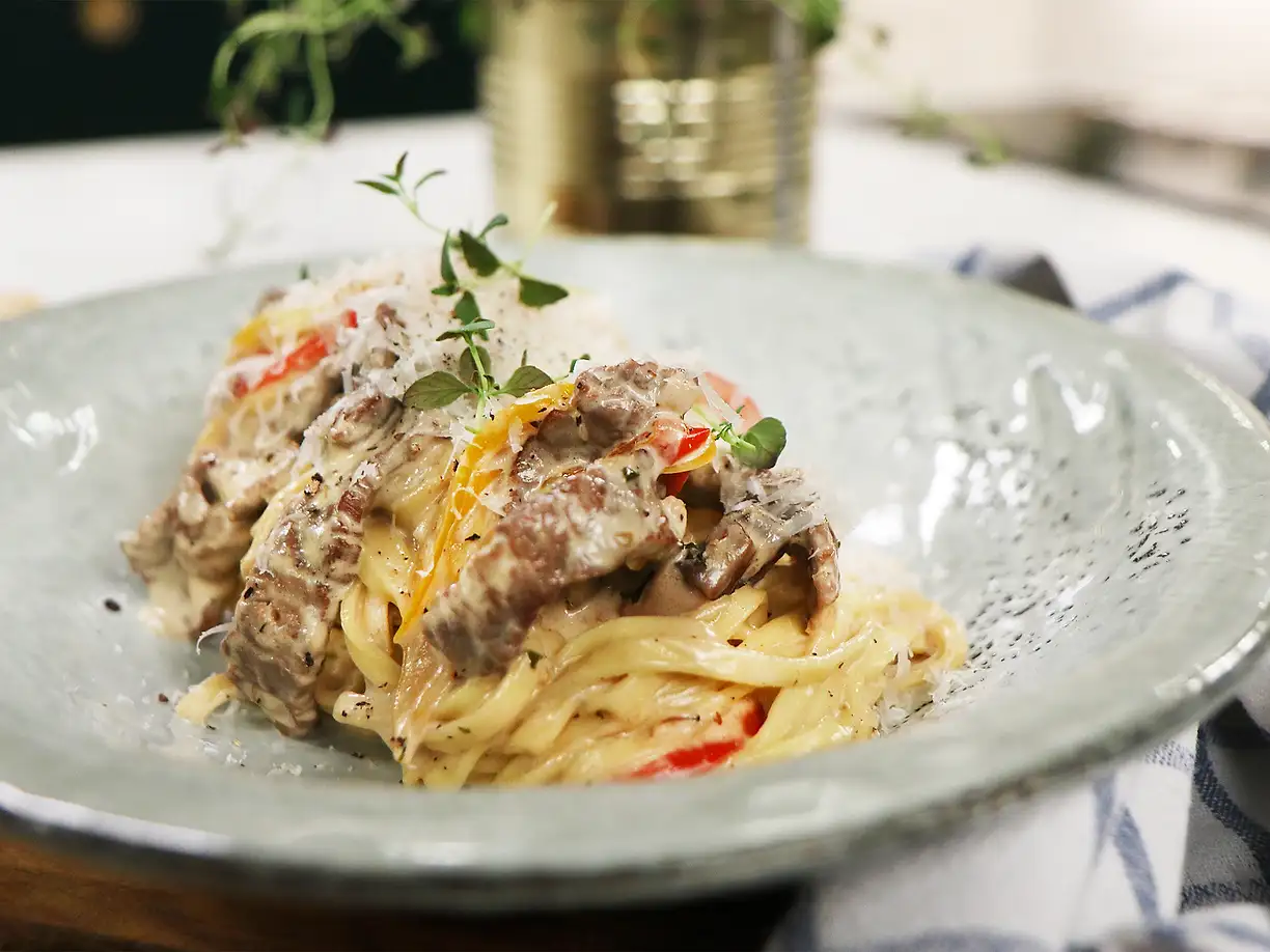 Krämig pasta med lövbiff och champinjoner