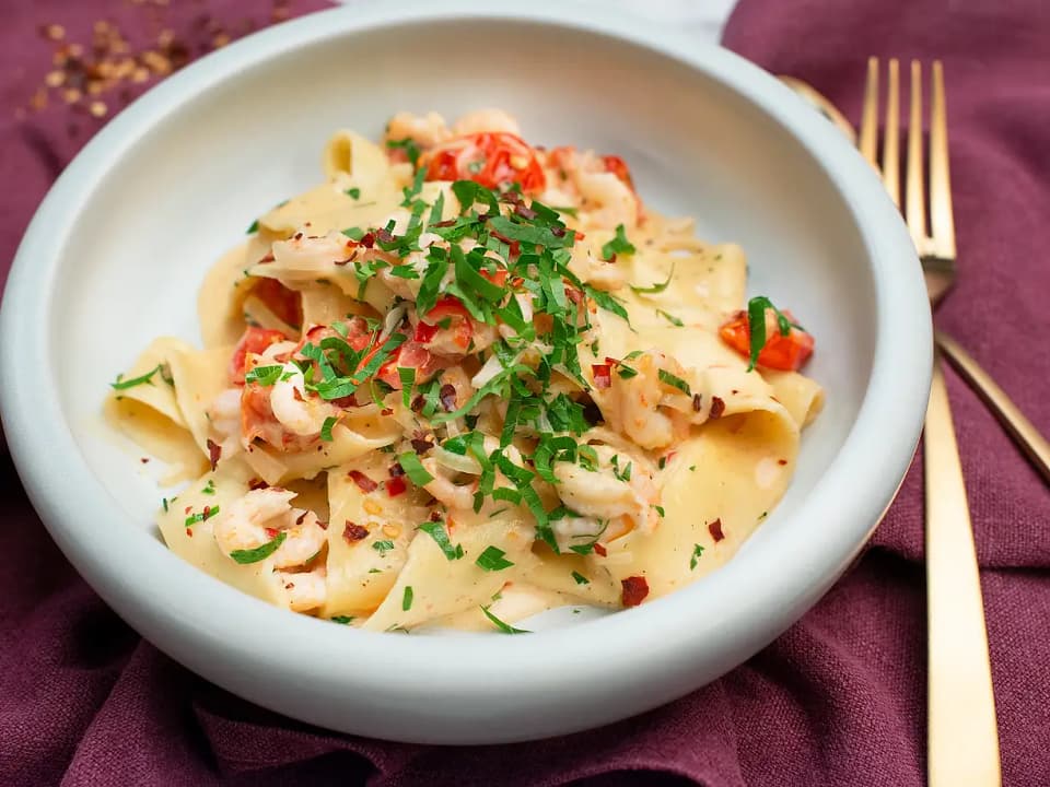 Krämig räkpasta med färska tomater