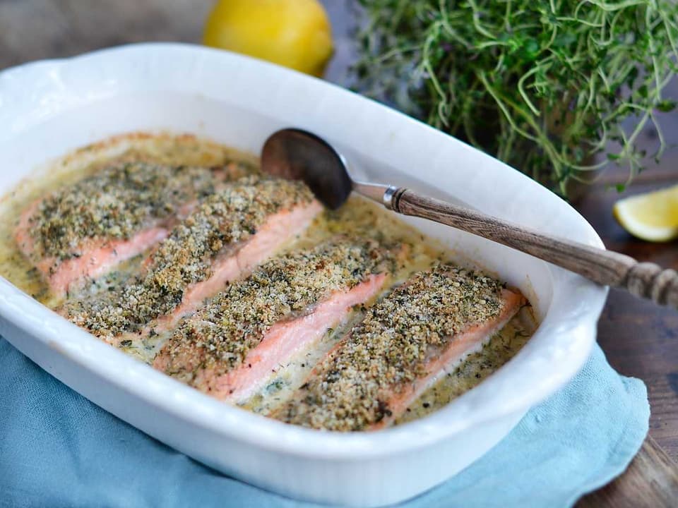 Lax i ugn med krispigt örttäcke och potatismos