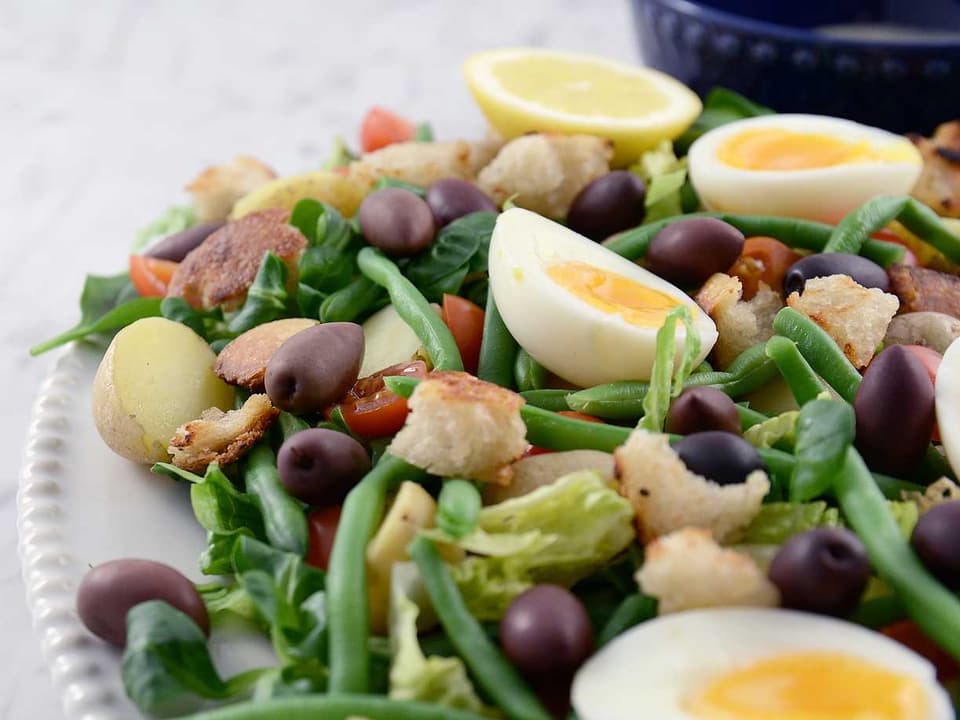 Matig sallad med ägg, potatis och surdegskrutonger