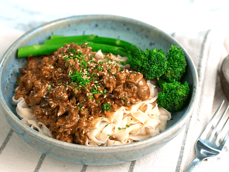 Nudlar med krämig asiatisk köttfärssås