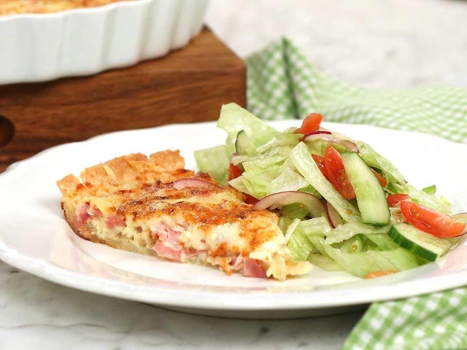 Ost- och skinkpaj med krispig sallad