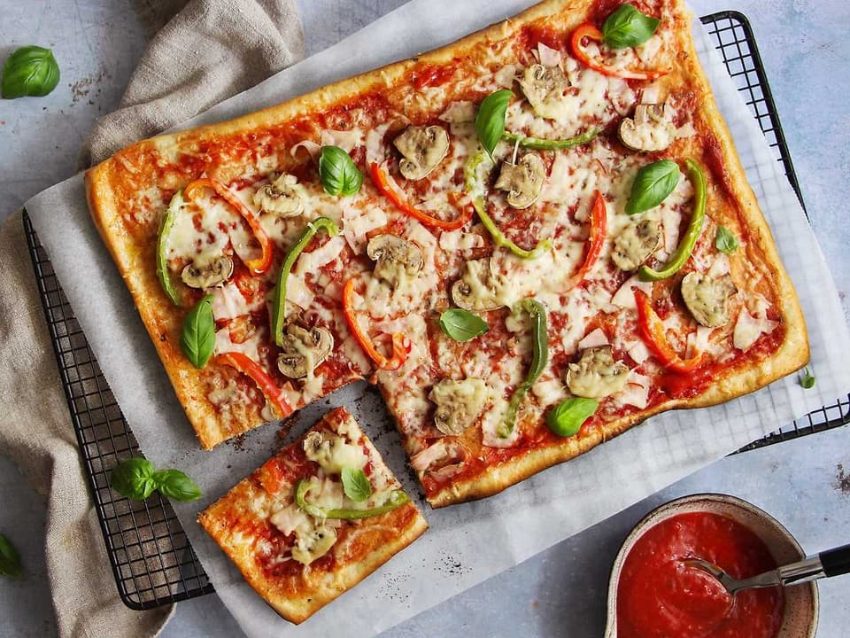 Pizza med ost och skinka