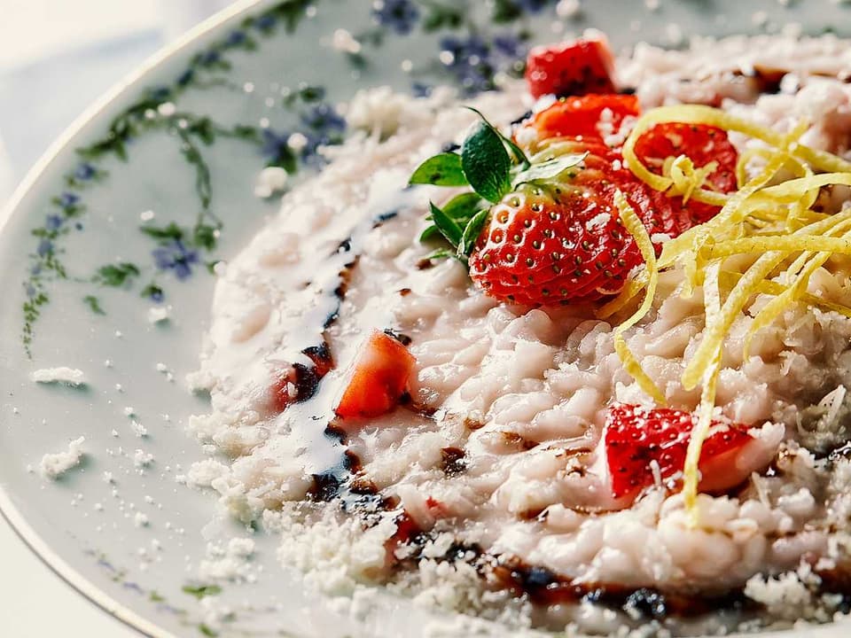 Risotto med jordgubbar och grädde, citron och parmesan