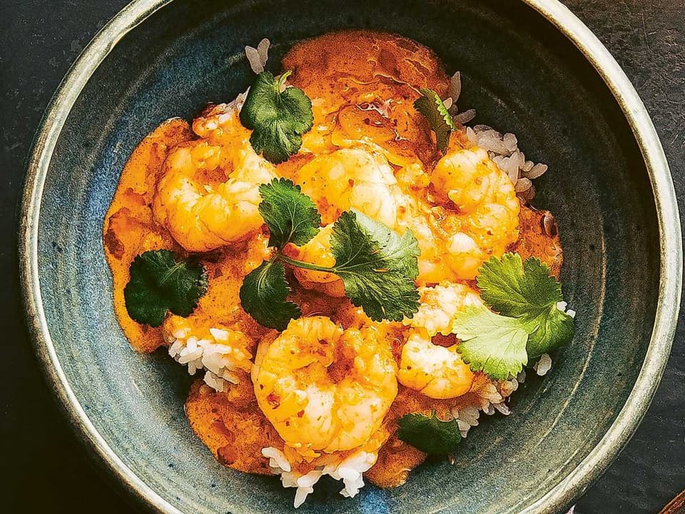 Röd thaicurry med heta räkor