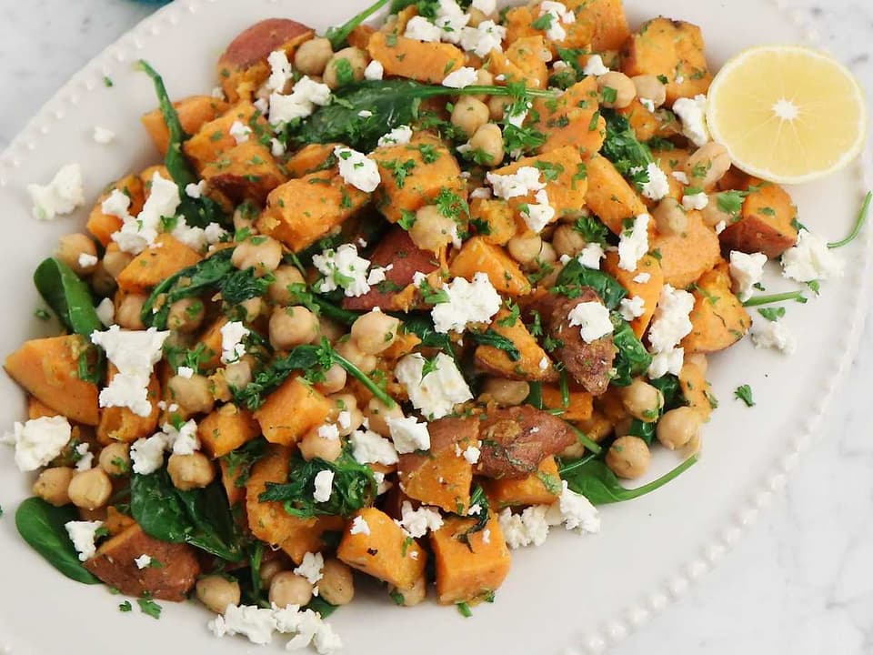 Rostad sötpotatis med fetaost, kikärter och chilimajonnäs