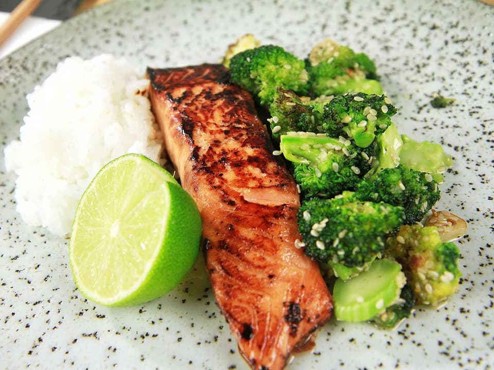 Sojamarinerad lax med sesambroccoli