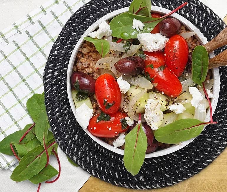 Ljummen grekisk sallad med matvete och oreganovinägrette