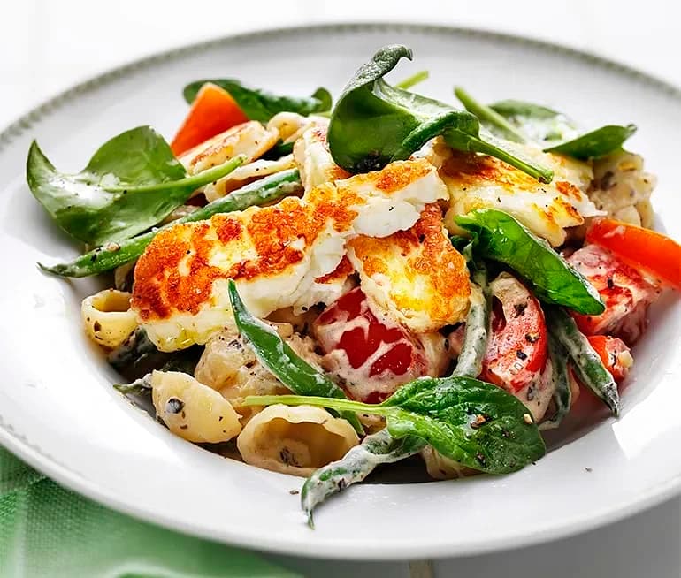 Krämig pasta med halloumi och tomat