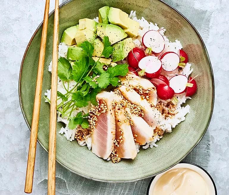 Poké bowl med marinerad tonfisk och sojamajonnäs