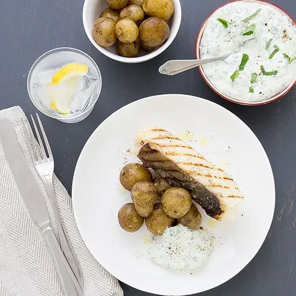 Grillad hälleflundra med gurk- och myntayoghurt