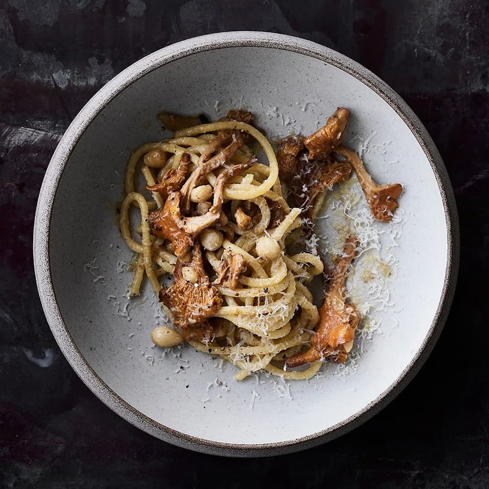 Kantarellpasta med hasselnötter och parmesan