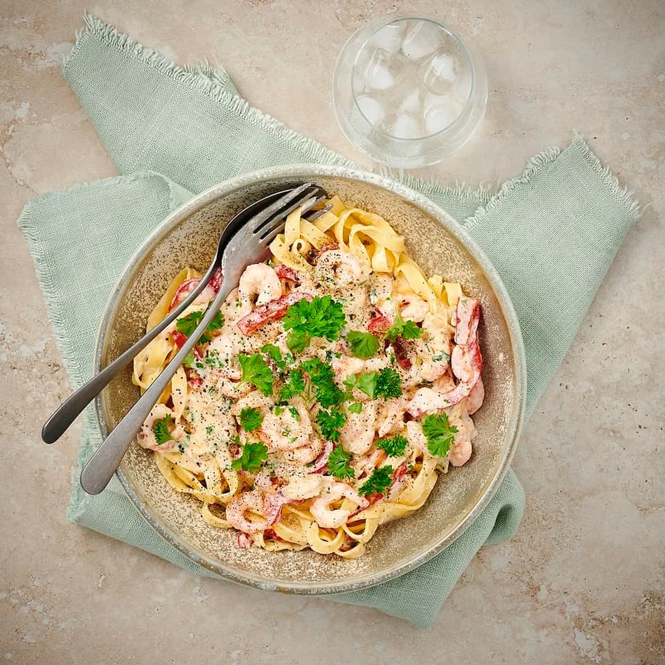 Krämig pasta med räkor och vitlök