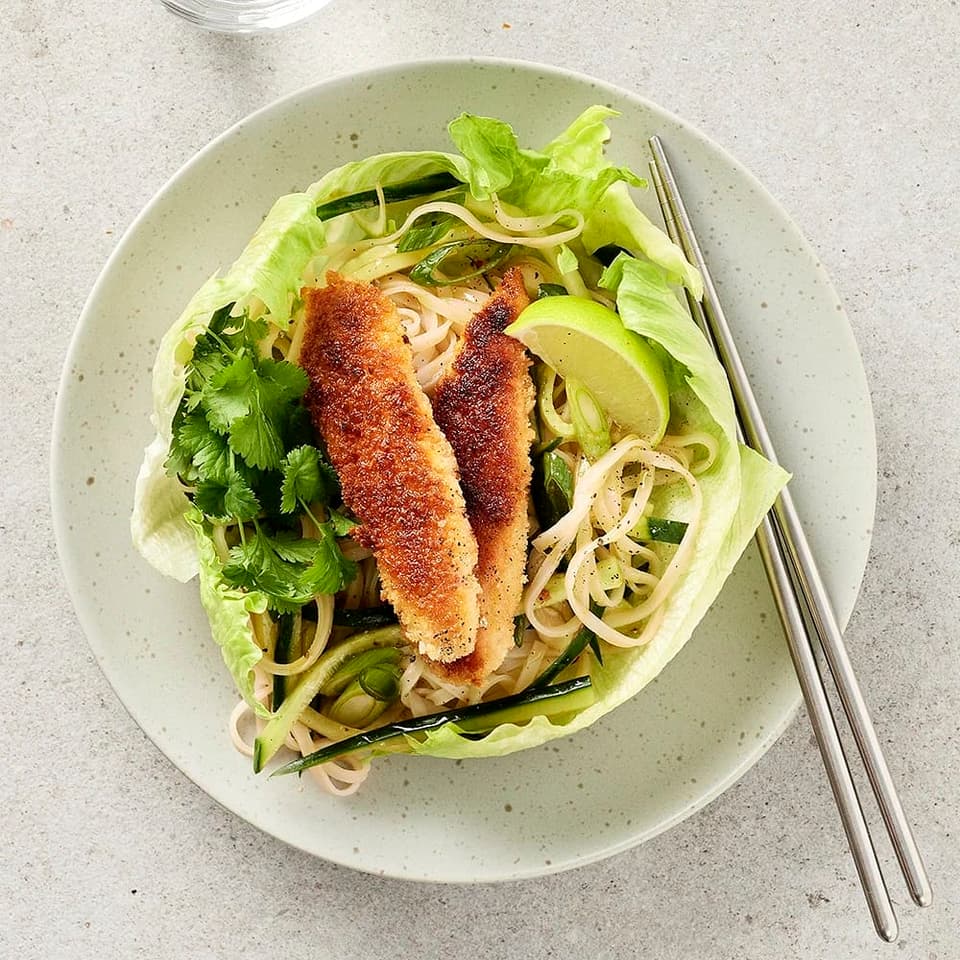 Krispig kyckling med nudelsallad