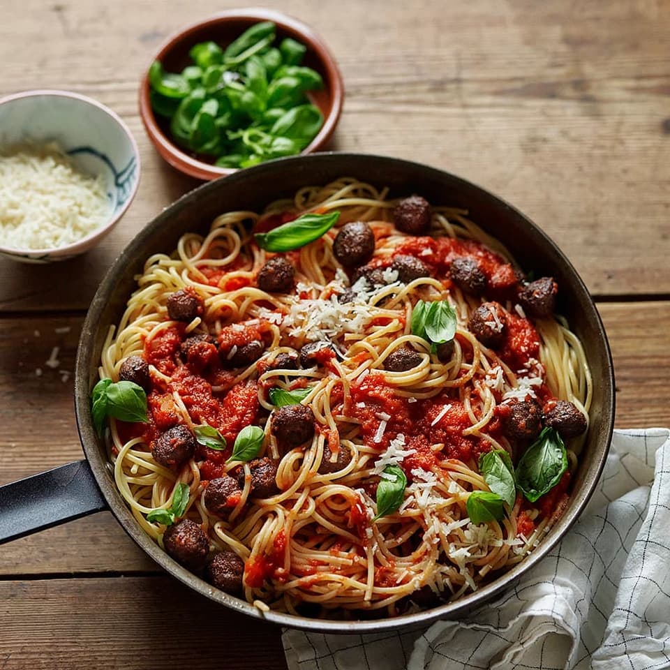 Pasta med små köttbullar i enkel tomatsås