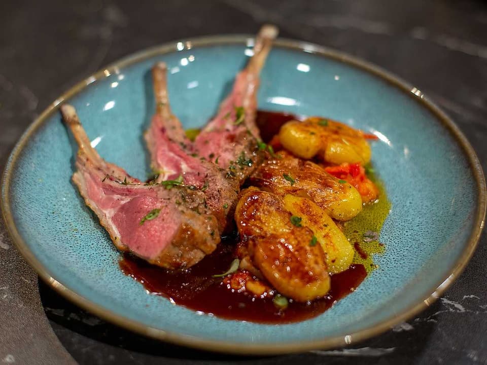 Lammracks med krossad vitlökspotatis, tomatkompott och balsamicosky