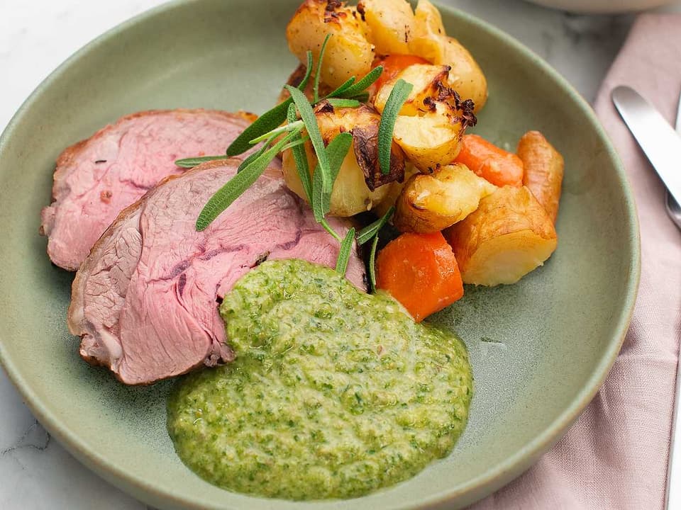 Ört- och vitlöksstekt lammstek med krossrostade potatisar och rotfrukter